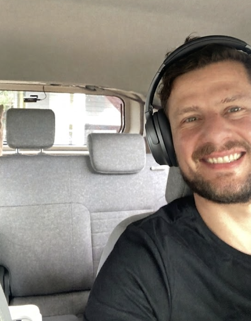 Meditatie luisteren in de auto met koptelefoon